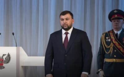 Vůdce separatistů vyhlásil mobilizaci, Rusko odmítlo obvinění z kyber útoků na Ukrajinu.