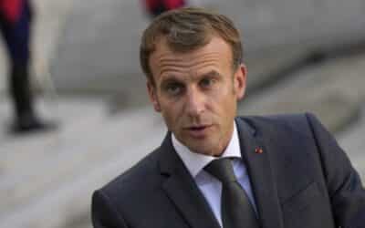 Macron odsúdil rozhodnutie Ruska viesť vojnu na Ukrajine.