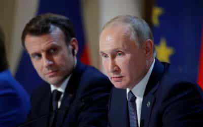 K Putinovi zavítal Macron, ruky si nepodali.