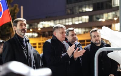 Fico hovorí o plači, zvoláva protest proti obrannej zmluve.