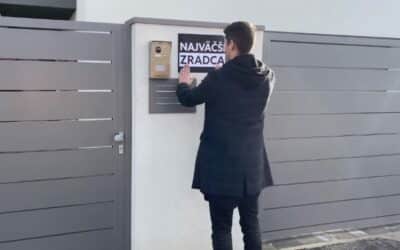 Erik Kaliňák označil Matovičov dom nálepkou „najväčší zradca“. „Ak si myslia, že po takejto zrade, odídu z politiky v anonymite a štvrť miliónom na účte tak sa hrubo mýlia“.