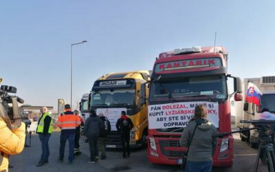 Kamionisti protestujú. Tvoria kolónu, pokračovať chcú blokovaním hraníc.
