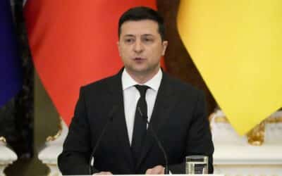 Zelenskyj žiada politikov a oligarchov, aby sa do 24 hodín vrátili na Ukrajinu.