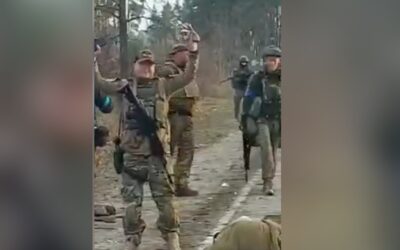 Ukrajinci u Kyjeva stříleli zajaté Rusy, pravost videa potvrdili američtí novináři.