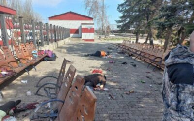 Ukrajinské železnice: Útok na stanicu v Kramatorsku neprežilo 30 ľudí.