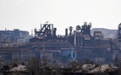 Máme pod kontrolou celý Mariupol, tvrdí Moskva. Putin odvolal útok na ocelárnu.