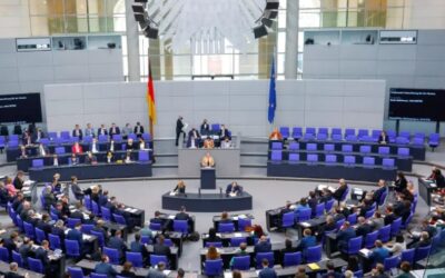 Německý parlament drtivou většinou podpořil dodávky těžkých zbraní Ukrajině.