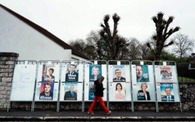 Francúzi si v nedeľu volia prezidenta,prieskumy odhadujú tesné víťazstvo Macrona.