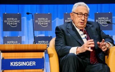 Flash – Kissinger na fóru v Davosu.