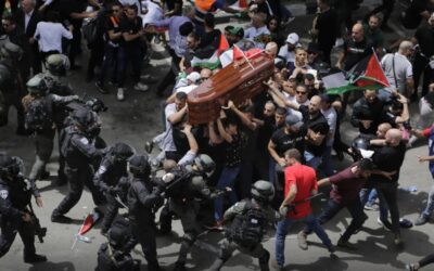 Pohřeb zastřelené novinářky z al-Džazíry doprovodily střety mezi Palestinci a izraelskou policií.