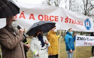 Mestá a obce sa otáčajú štátu chrbtom a obmedzujú komunikáciu, vlajky sú na pol žrde.