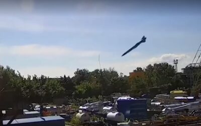 Zelenskyj ukázal video dopadu rakety na obchodní centrum.
