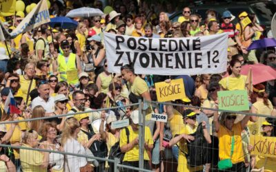 Tisíce učiteľov prišli až k parlamentu. „Poďte von!“, kričali na poslancov.