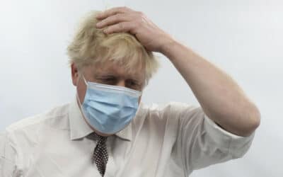Johnson navzdory revoltě v kabinetu odmítá odstoupit.