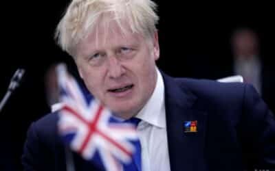 Johnson je nebezpečný, mal by odísť ihneď – myslia si v jeho strane.