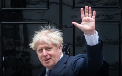 Britský premiér Johnson oznámil, že odstupuje z pozice lídra Konzervativní strany.