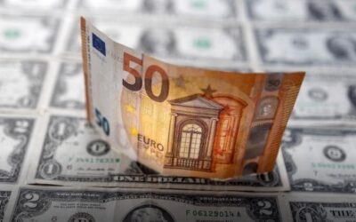 Euro je poprvé od konce roku 2002 za méně než dolar.
