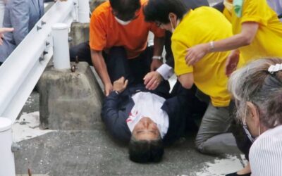 Atentát na japonského expremiéra: Abe podľahol strelným zraneniam.