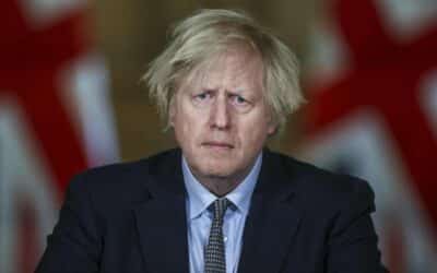Britskú vládu opustili ďalší členovia; Johnson odstúpiť odmieta.