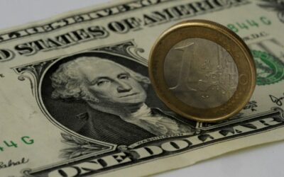 Euro je prvýkrát po 20 rokoch lacnejšie ako dolár: prečo je to nebezpečné pre Európu a ako sa to prejaví.