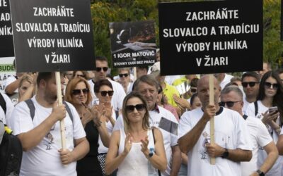 Pred Úradom vlády sa protestuje proti odstaveniu výroby v Slovalcu. Zúfalí zamestnanci: Ako máme živiť rodiny?