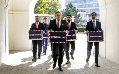Opozícia odovzdala prezidentke 406.000 podpisov za referendum.