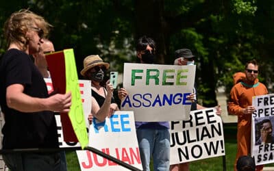 Život Juliana Assange visí na vlásku.