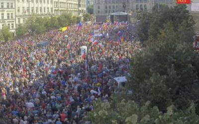 V Prahe to vrie: Demisiu, demisiu! Kričí okolo 70 tisíc Čechov na protivládnom proteste.