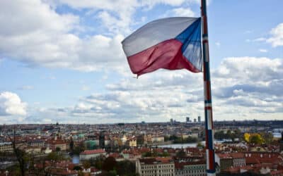 Obyvatelia Česka si dnes budú voliť predstaviteľov obcí a tretinu Senátu.