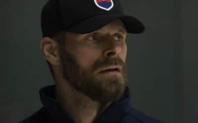 Chmelár Hanzušovi: Michal, keď si zarábal milióny v americkej NHL počas vojen v Juhoslávii a Iraku, vtedy ťa netrápilo svedomie? Vtedy si necítil na svojich rukách krv srbských a irackých detí?