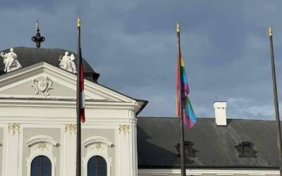 Reakcie na tragédiu na Zámockej: Spomienkový pochod. Dúhová vlajka aj pred pred prezidentským palácom.