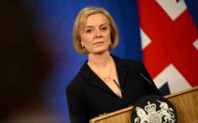 Britská premiérka Trussová rezignuje.