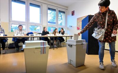 Volební místnosti se otevřely, lidé mají poslední možnost zvolit nové senátory.
