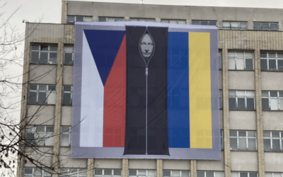 Na budovu českého ministerstva vnútra zavesili vlajku Putina vo vaku na mŕtvoly.