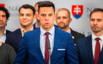 Šou pokračuje. Máme tu vzburu Obyčajných. A Matoviča v kazajke.