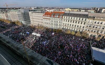 V Prahe protestujú tisíce ľudí proti vláde Petra Fialu.