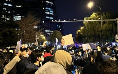 Čínou otriasli protesty, pretože sa šíri hnev na nulovú hodnotu Kovidu.