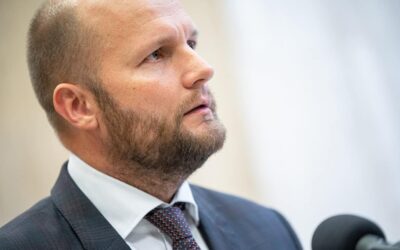 Sumu utajených zmlúv na ministerstve obrany nezistíte. Minister Naď v minulosti sľuboval opak.