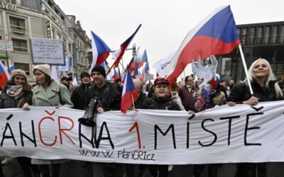 Listopadové výročí doprovázejí i protesty, organizátoři kritizují současné poměry.