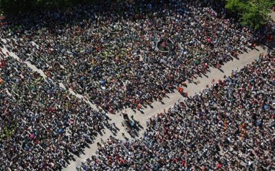 Síla potlesku na demonstracích staví na první místo mír.