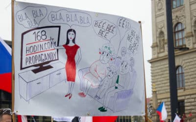 Demonštranti protestovali pred budovou Českej televízie. Chceli vystúpiť v živom vysielaní.