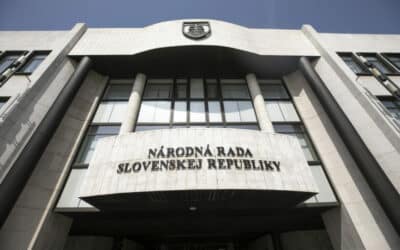 Hlasovanie o nedôvere vláde sa presúva na štvrtok. Špekuluje sa, že Matovič a Mikulec podajú demisiu. Fico odmietol ponuku.