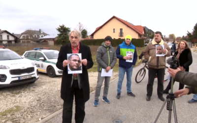 Pred domom Žilinku sa v nedeľu protestovalo. Kalmus roztrhal jeho fotografiu.