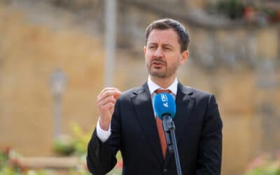 Heger tvrdil, že nedochádza k zásadnému nárastu cien energií. Moderátor mu však ukázal svoj vlastný zálohový predpis.