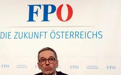 Zemetrasenie v prieskumoch verejnej mienky spôsobila rakúska protiimigračná Strana slobody (FPÖ).