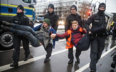 Berlínskych ekoaktivistov za protesty platia. Peniaze prúdia aj zo Spojených štátov.