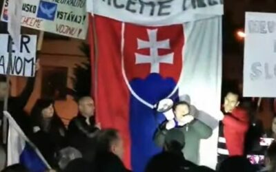 Čaputová odstúpiť!: Tisíce Slovákov v uliciach sľubujú pochod na Bratislavu.