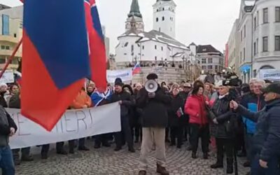 Tisíce Slovákov v uliciach! Naberajú Pochody za mier a neutralitu Slovenska na sile?