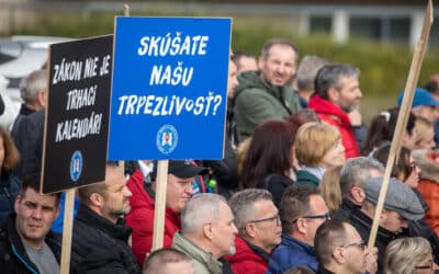 Drancovanie samospráv sa musí skončiť. ZMOS protestoval pred parlamentom.
