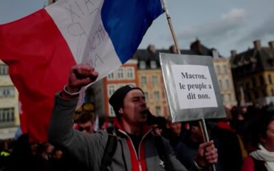 Macron prosadí spornou reformu důchodů bez hlasování poslanců, riskuje pád vlády.